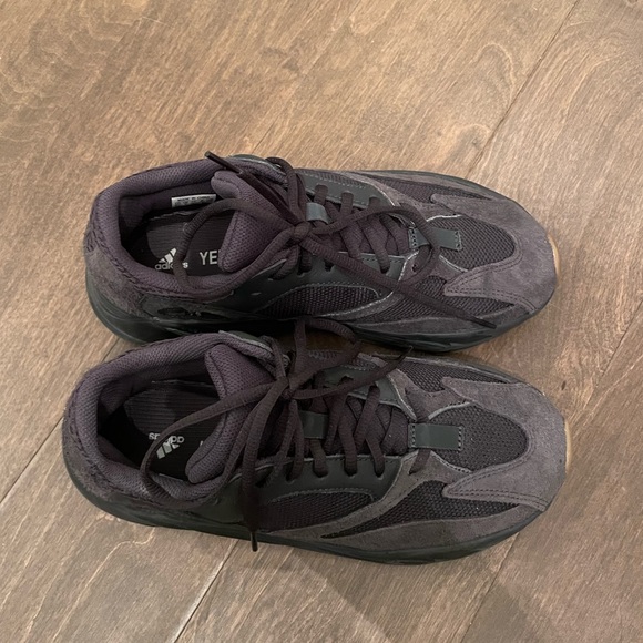 Yeezy Boost 700 Utility Black - Picture 2 of 3
